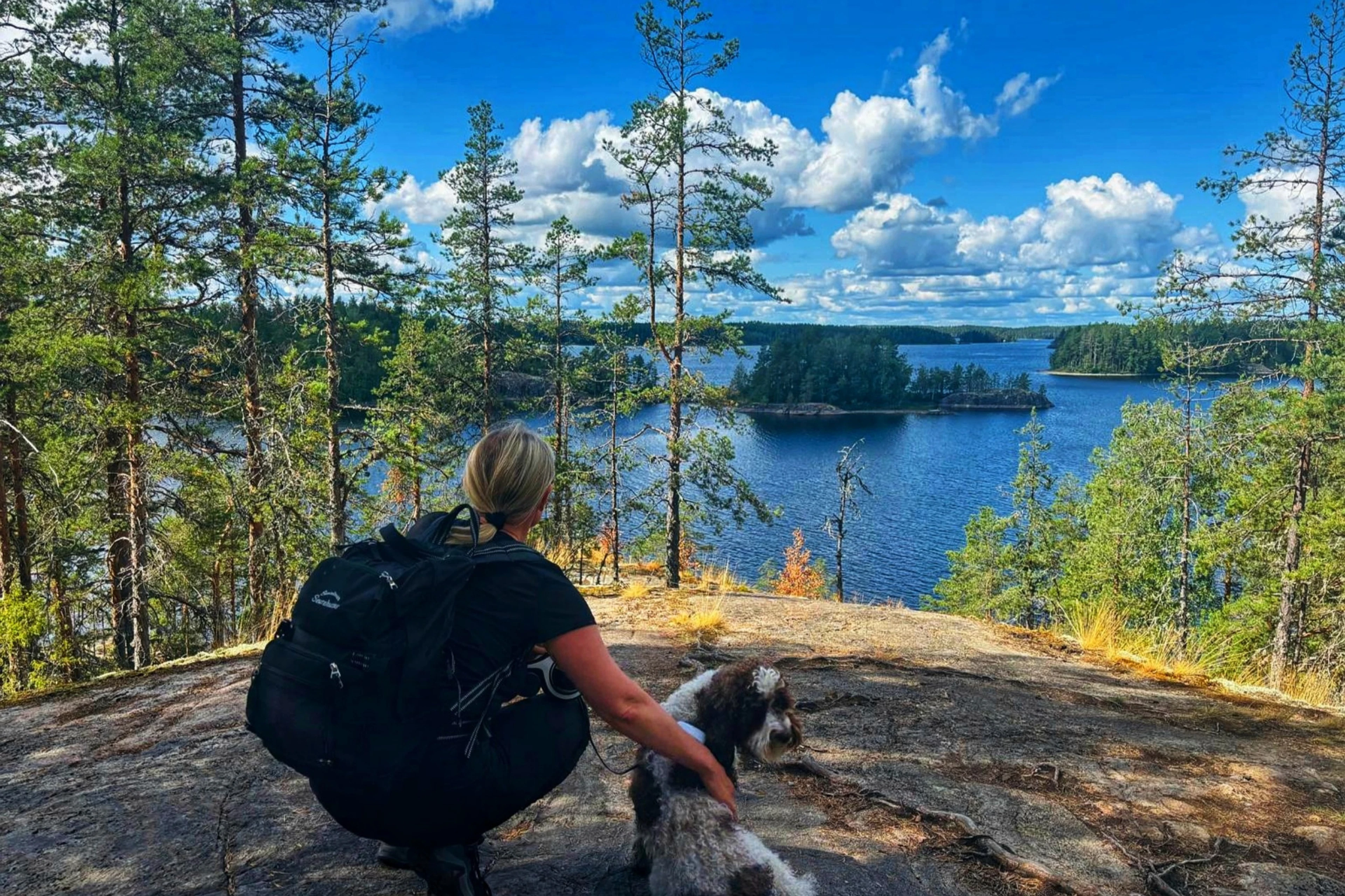 Syksyinen retkeilijä Saimaan maisemissa