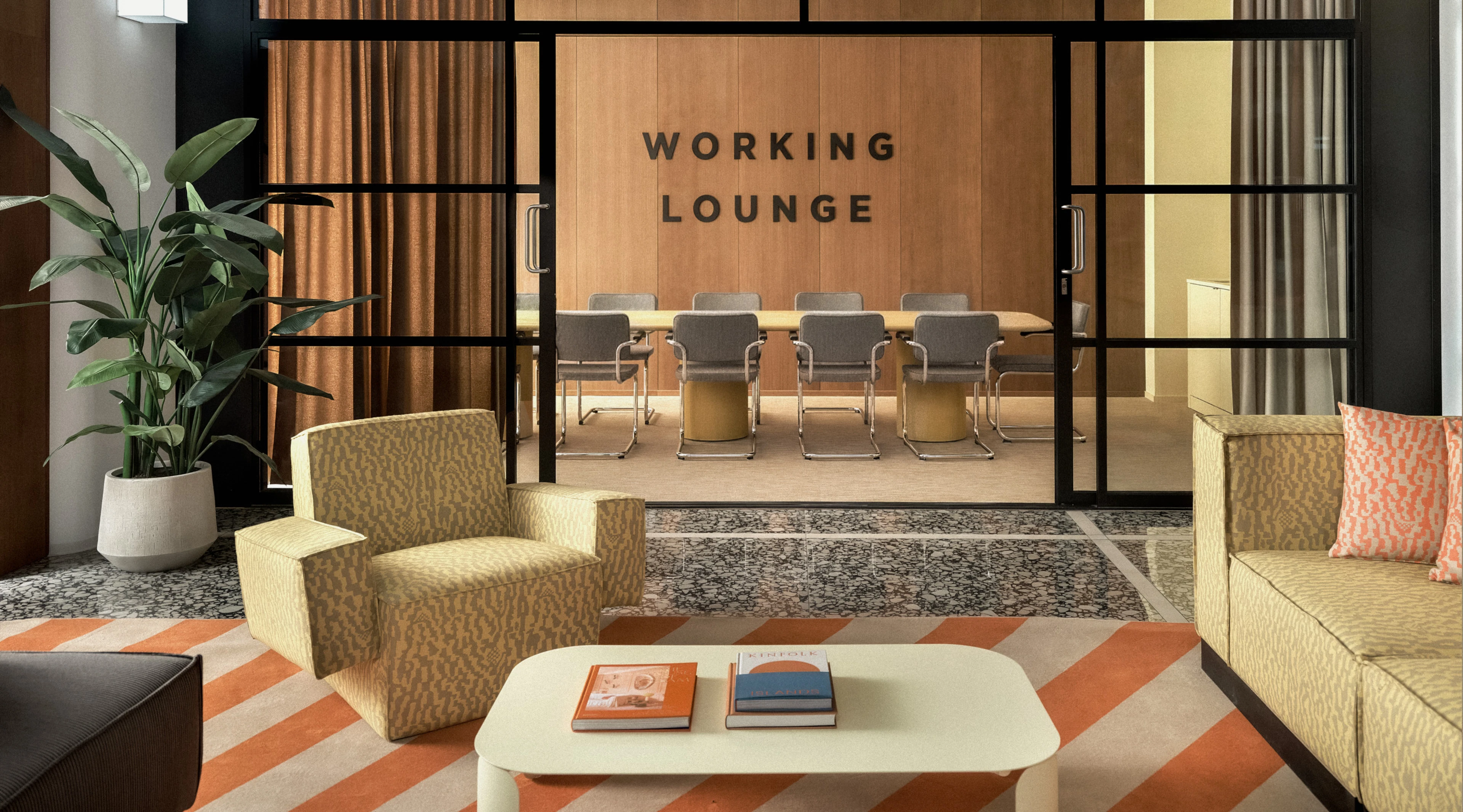 Kokoustila, jossa takatilassa johtoryhmämuotoinen pöytä ja edustalla sohvaryhmä.