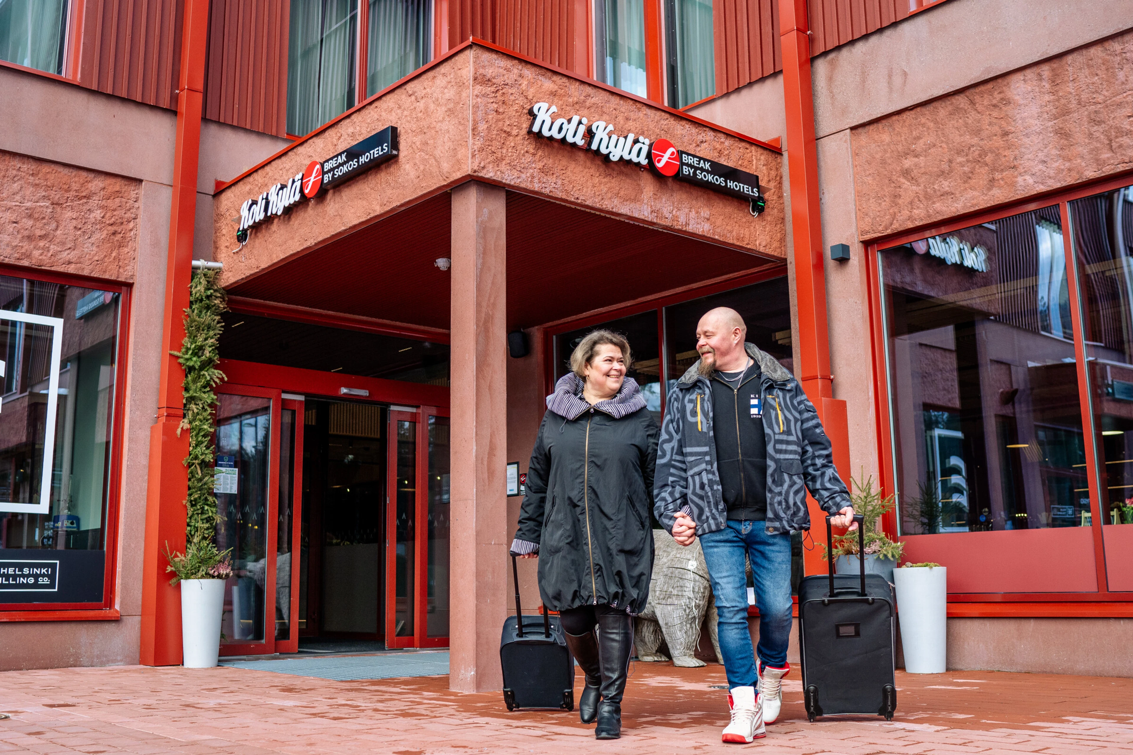 Hotelli sissepääs laiauksega ja tasase sillutatud juurdepääsuga ilma astmeteta.