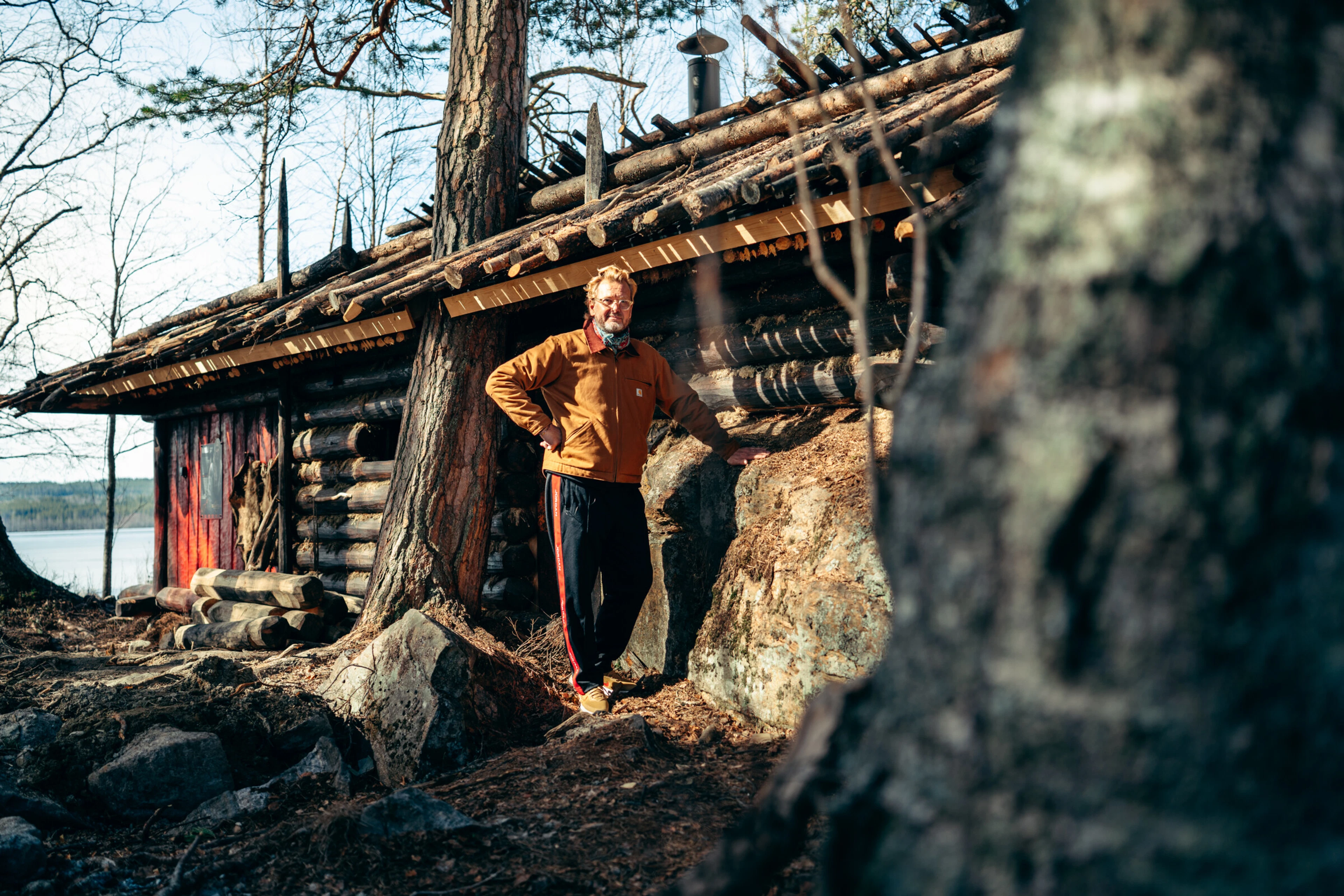 Kalevala: Kullervon tarina elokuvan ohjaaja Antti J. Jokinen elokuvaan lavasteeksi rakennetun talon edessä Bomballa.