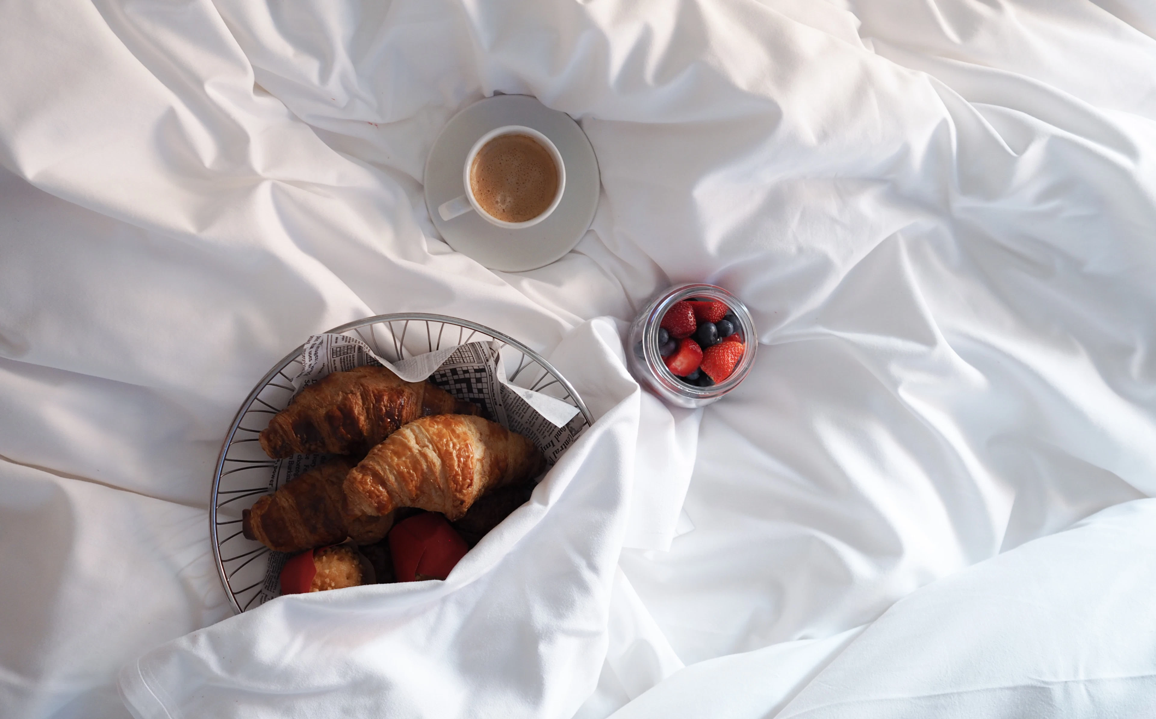 Croissantit, marjat ja kahvi suoraan hotellisänkyyn aamulla.