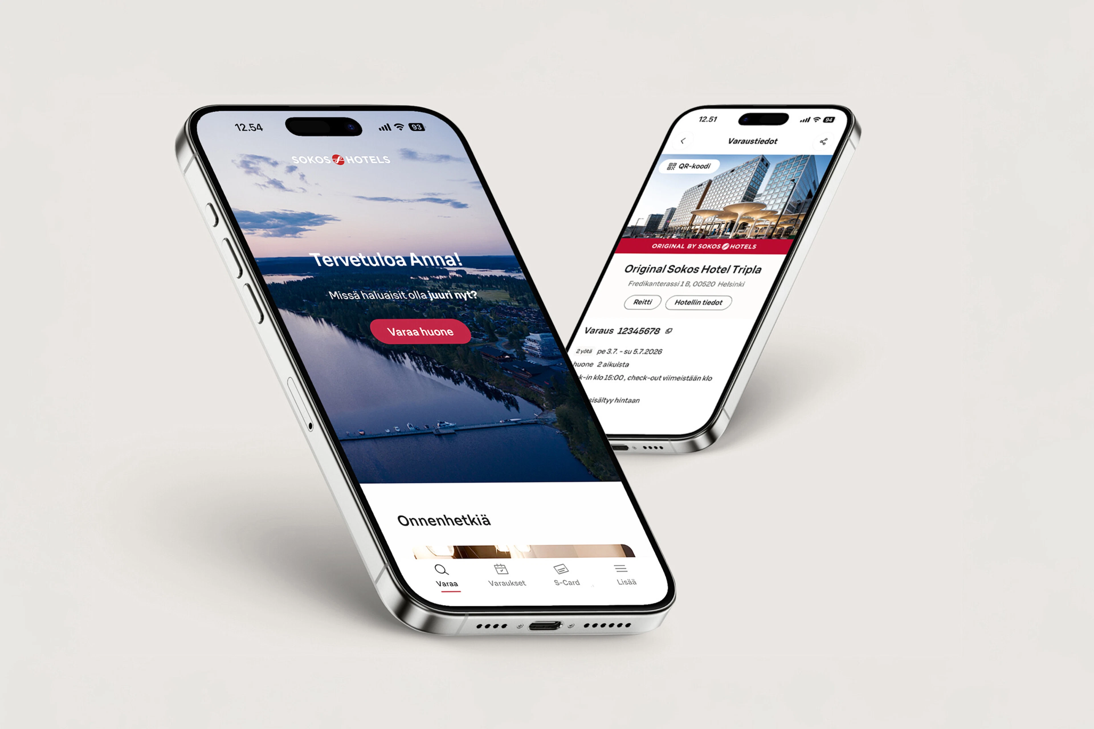Kaks nutitelefoni näitavad Sokos Hotels mobiilirakenduse kasutajaliidest, vasakul broneerimisprotsessi avaleht ja paremal broneeringu üksikasjad.