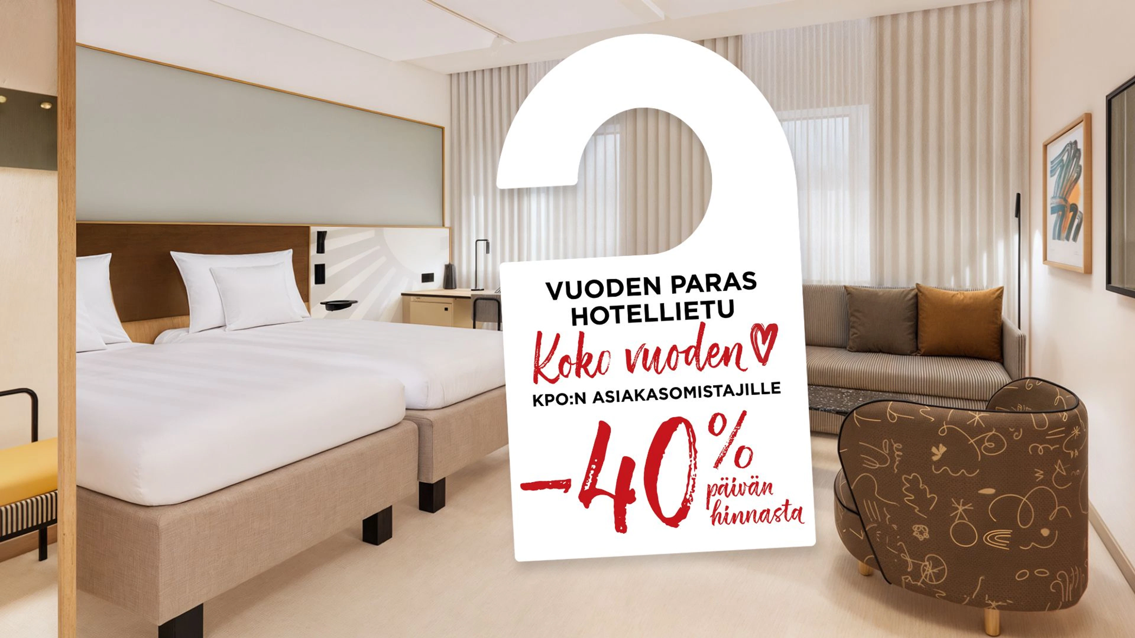 Moderni hotellihuone, jossa kaksi sänkyä, beige sohva ja patternoitu nojatuoli. Sisustus on vaalea ja minimalistinen.