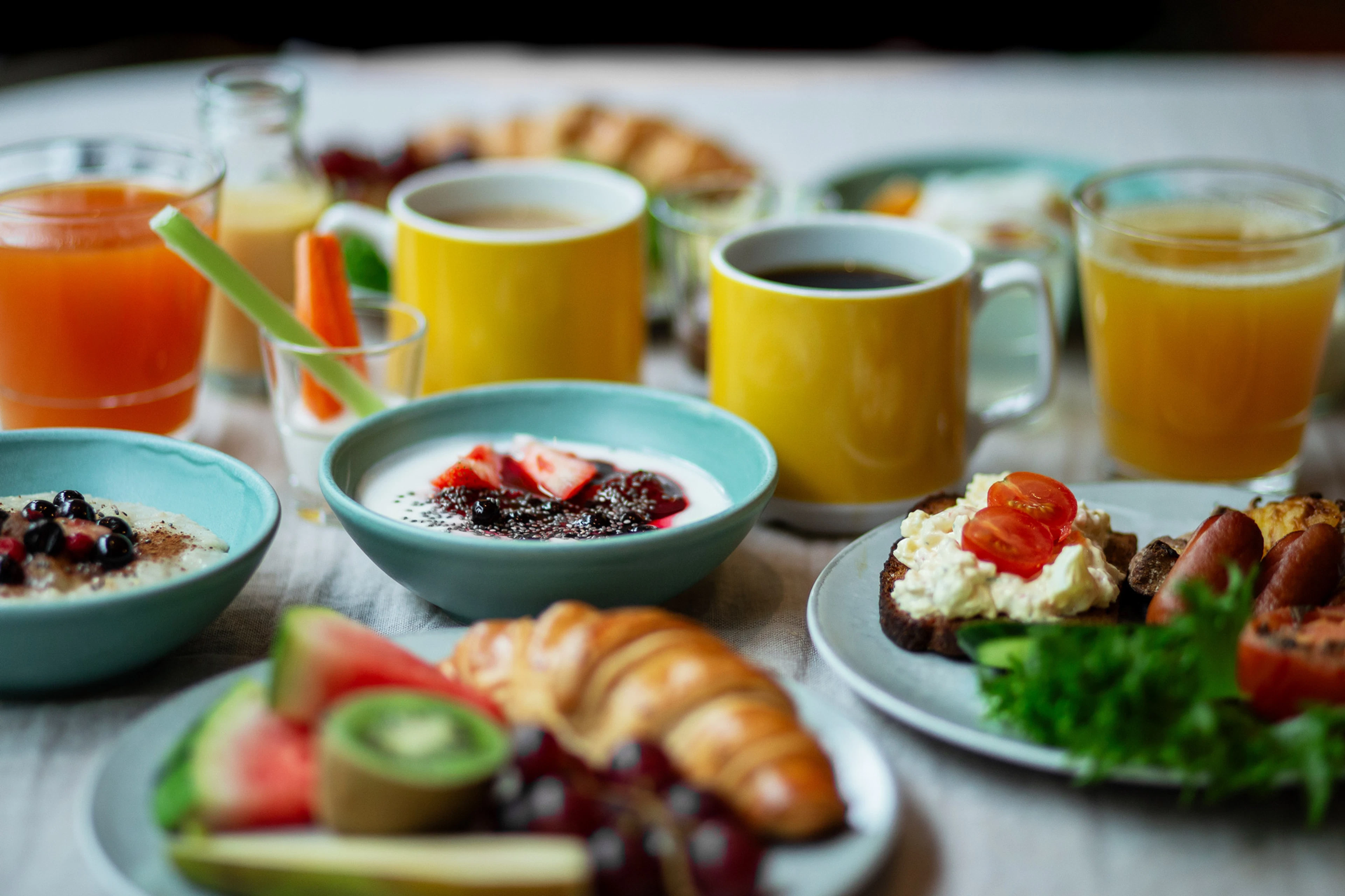 Hotelliaamiainen croissanteilla, hedelmillä, jogurtilla ja kahvilla.