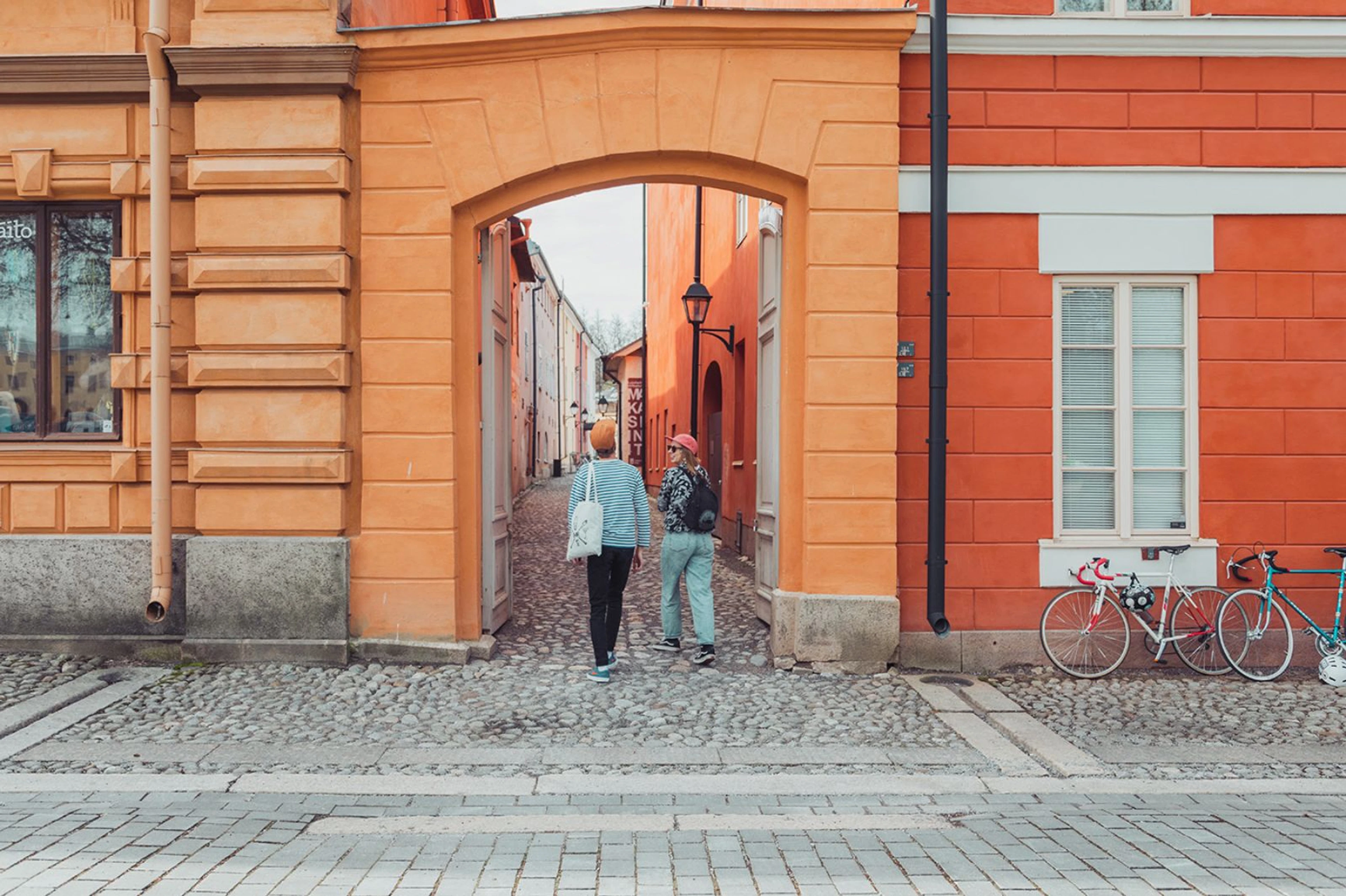 De gamla byggnaderna vid Åbos Gamla Stortorg och en liten gränd under sommartid.