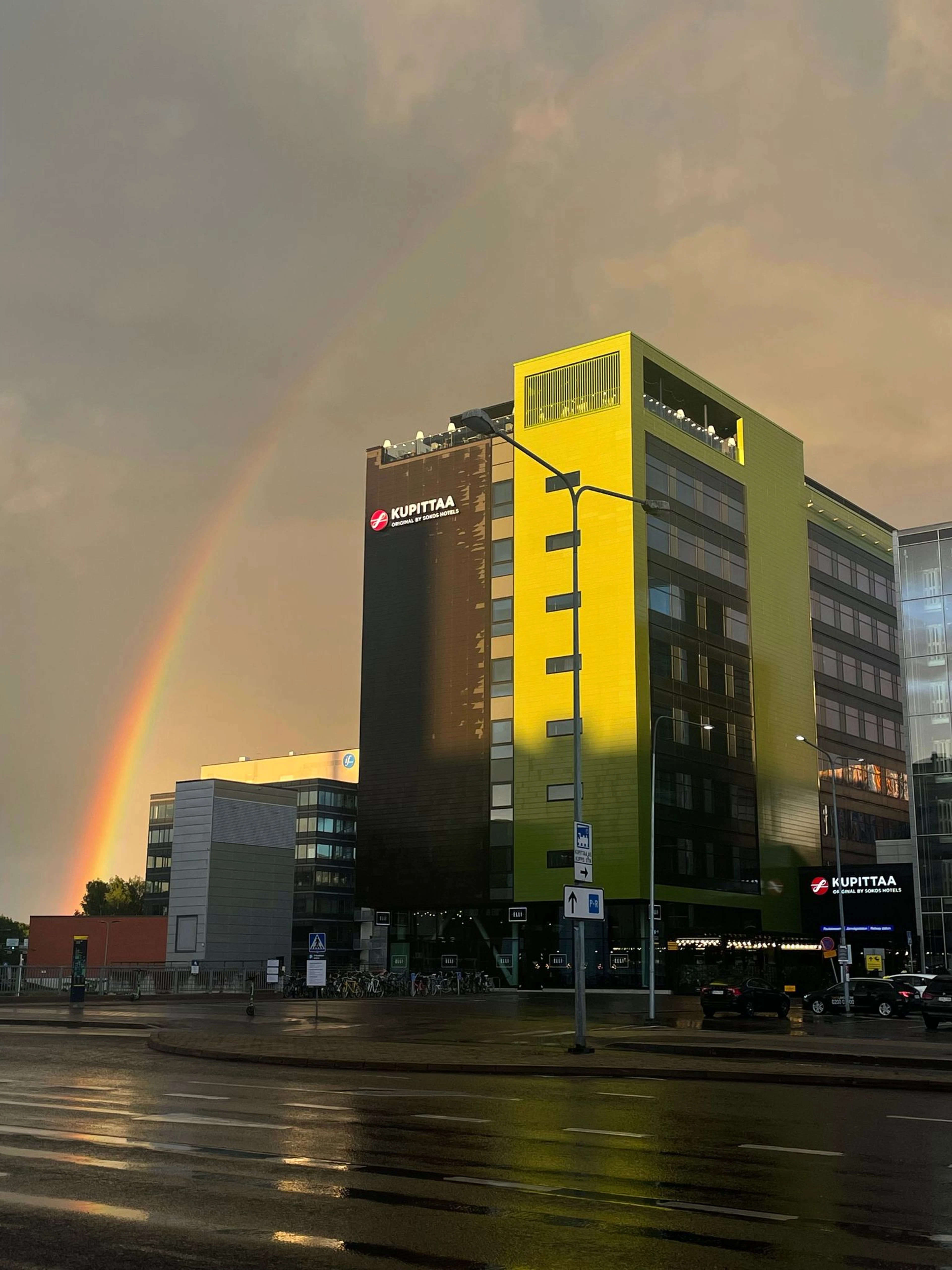 Sateenkaari Original Sokos Hotel Kupittaan yläpuolella