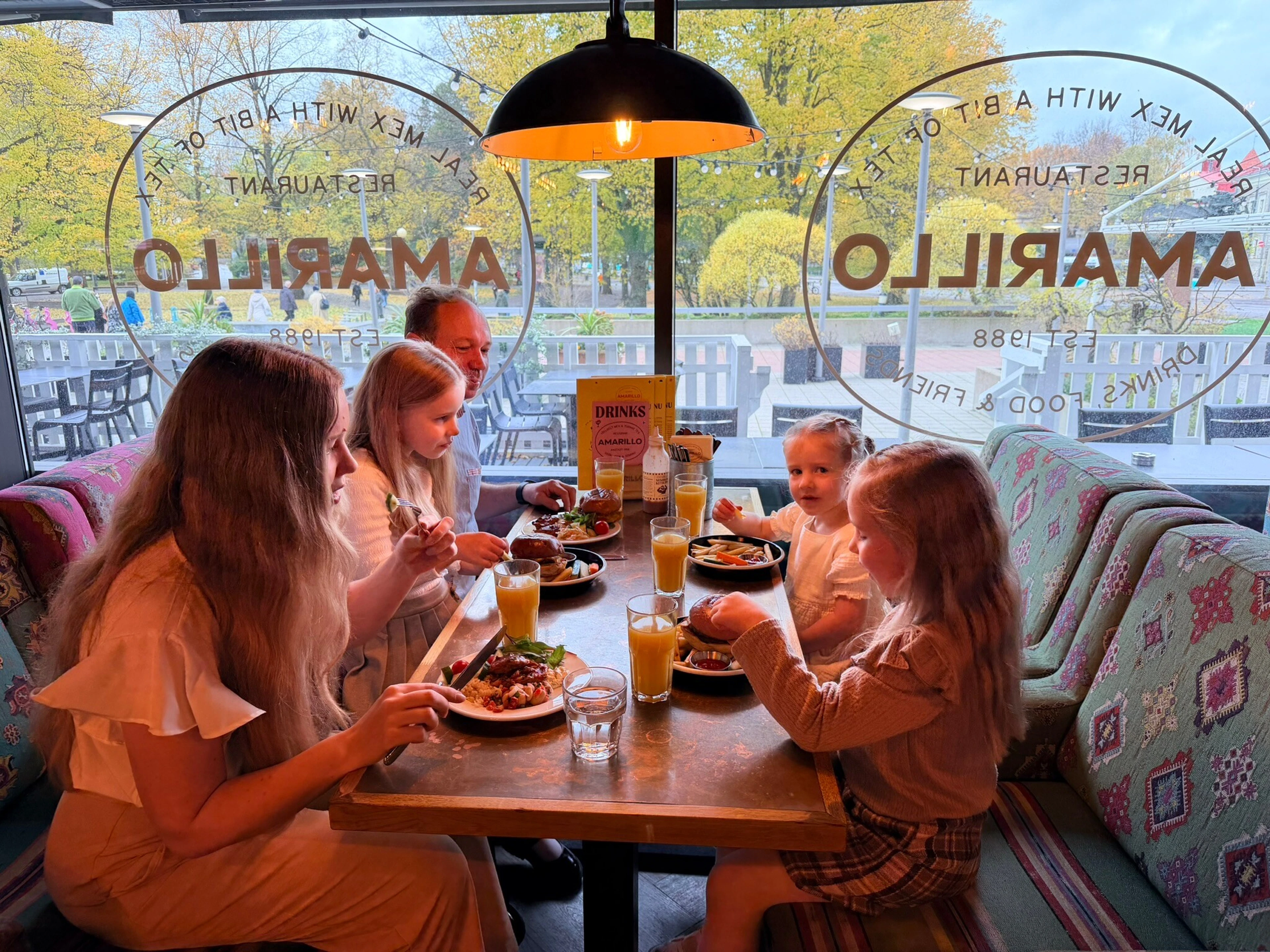 Perhe nauttii yhteisestä lounaasta Amarillo-ravintolassa Tallinnassa.