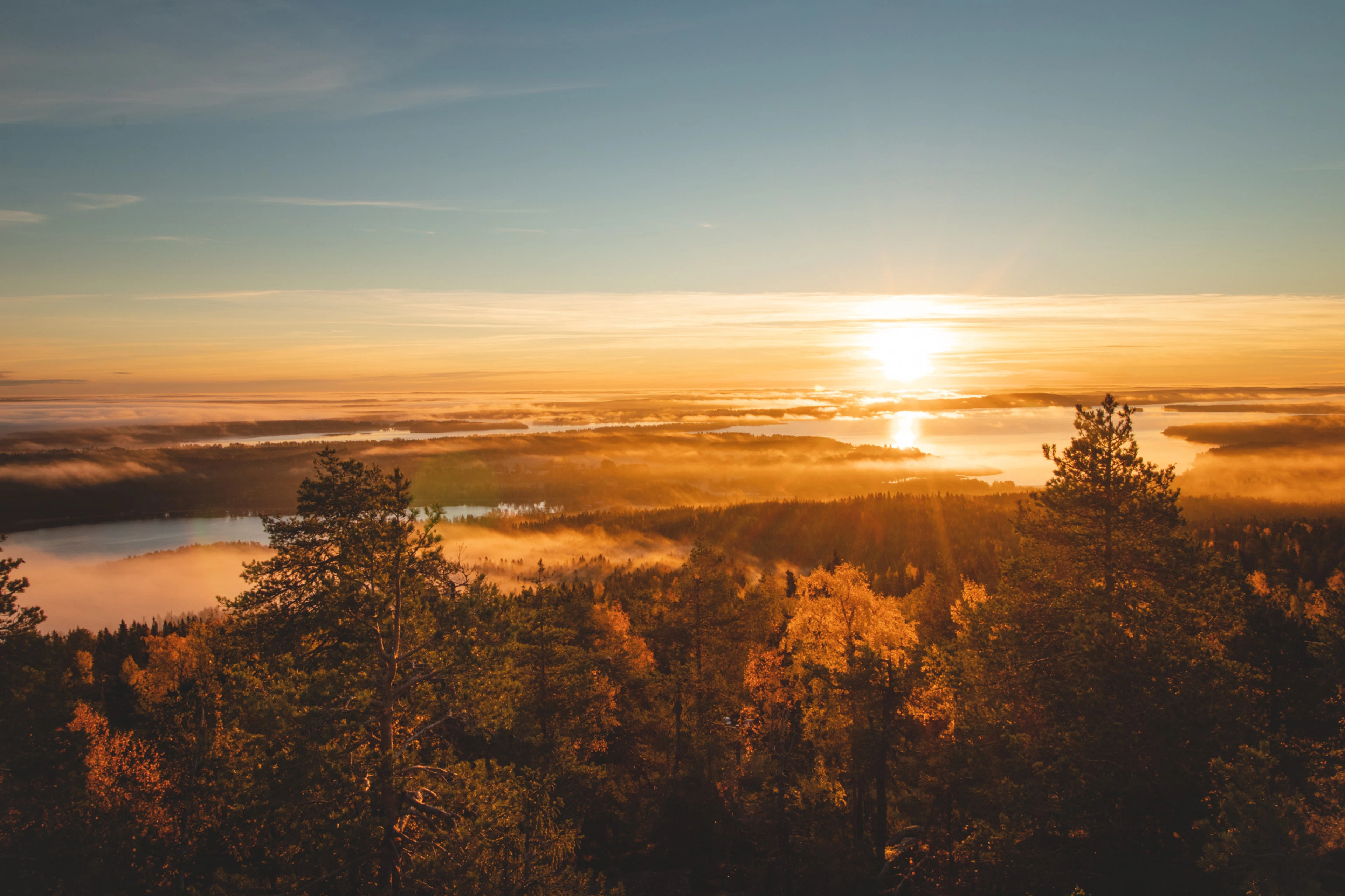 Syksyinen aurinko Vuokatin vaaroilla