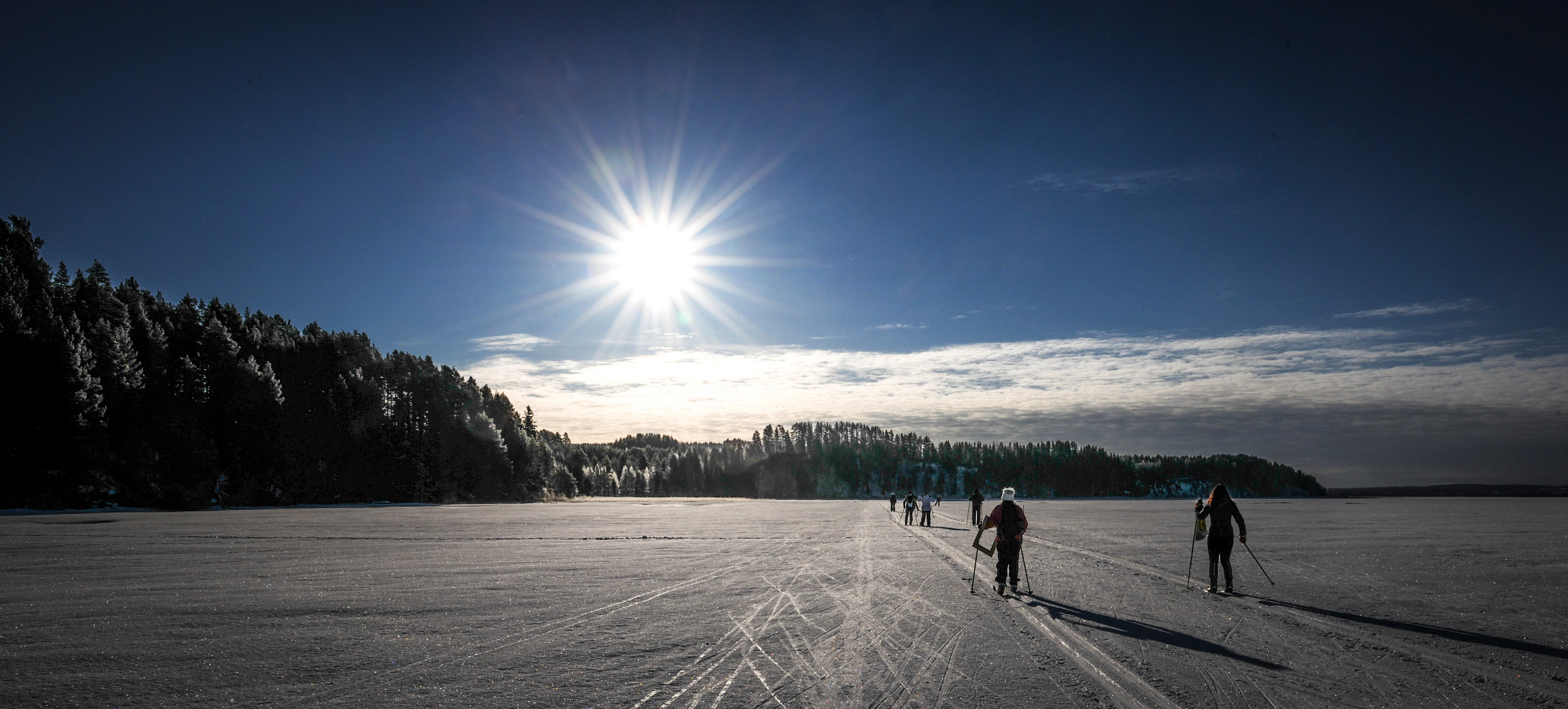 Hiihtäjiä aurinkoisena talvipäivänä Paltaniemellä Oulujärven jäällä.