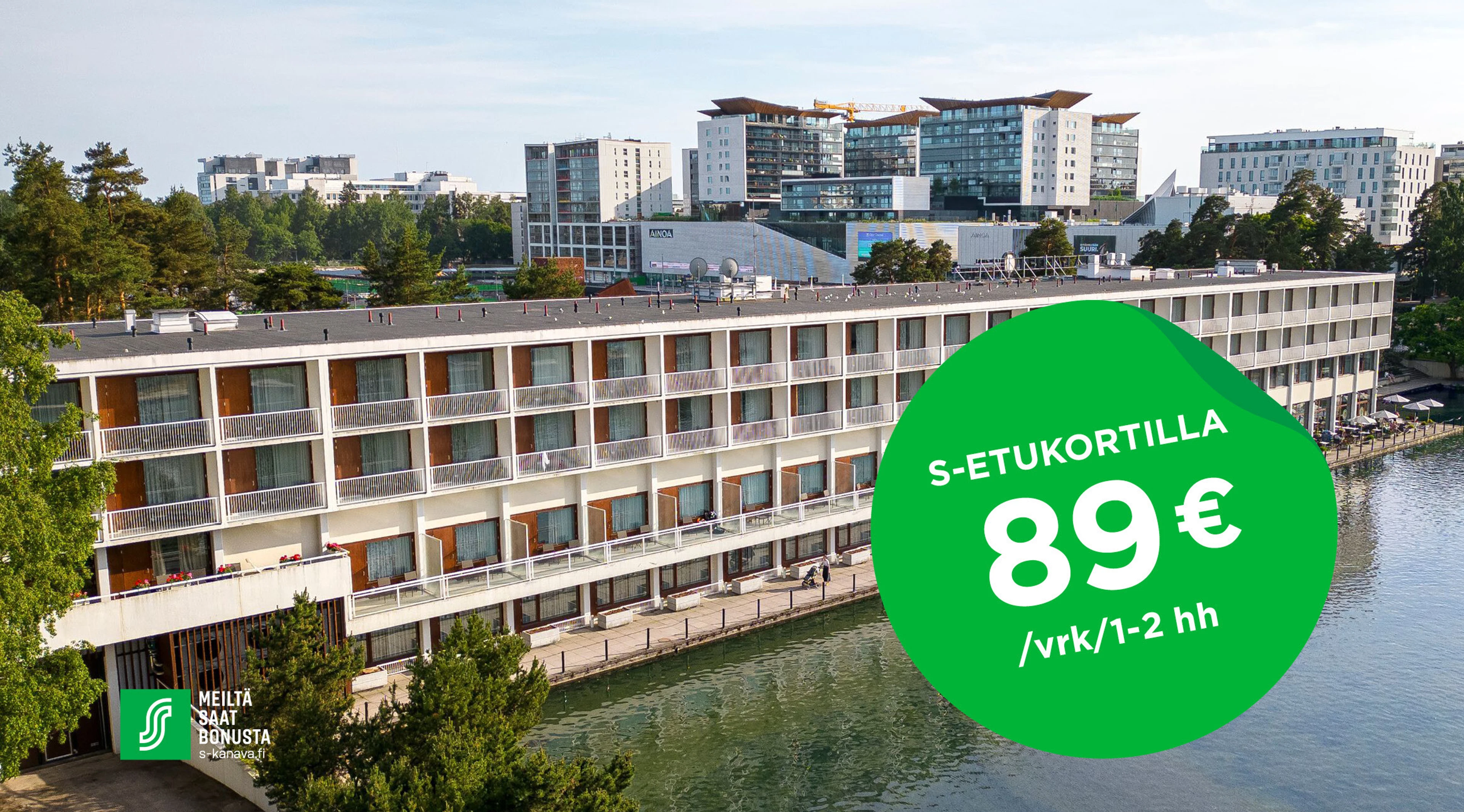 Kaasaegne valge hotellihoone vee ääres. Hoonel on mitu korrust ja rõdusid.