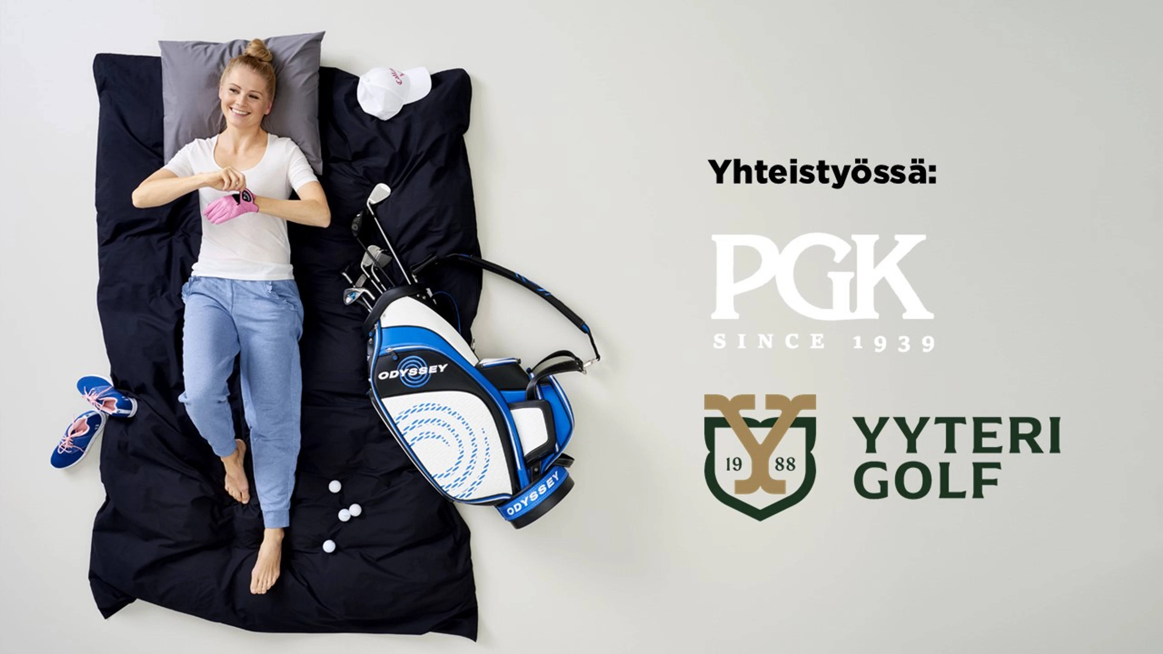 Henkilö makaa sinisen peiton päällä golfvarusteilla, vieressä yhteistyökumppaneiden PGK ja Yyterin Golf -logot.