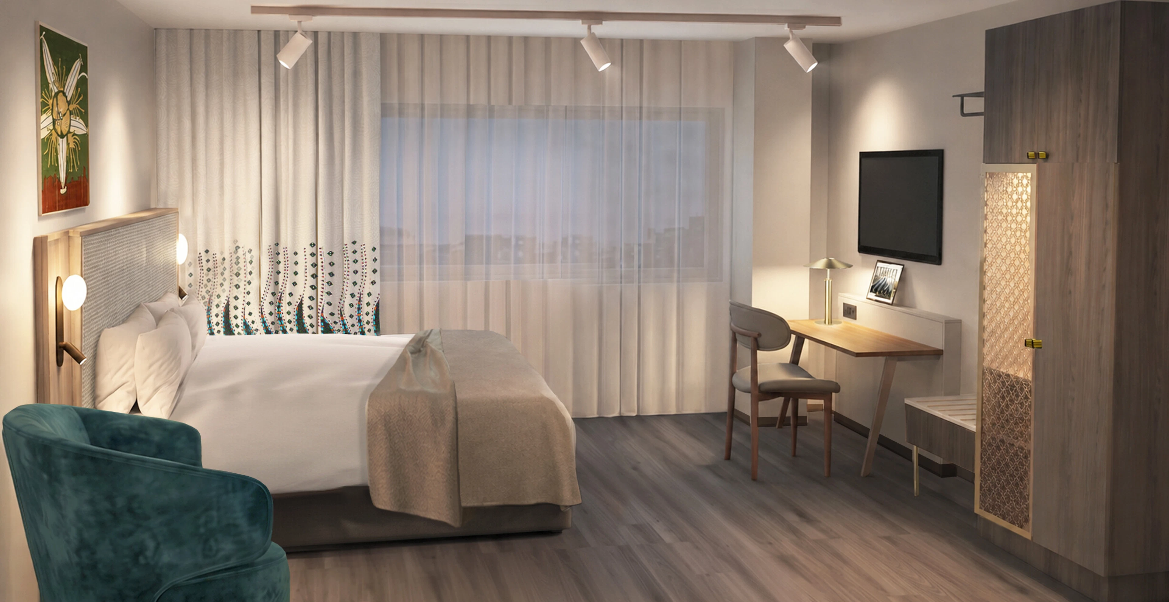 Hotellrum med brett golvutrymme i laminatparkett, skrivbord med stol och stort fönster med gardiner.