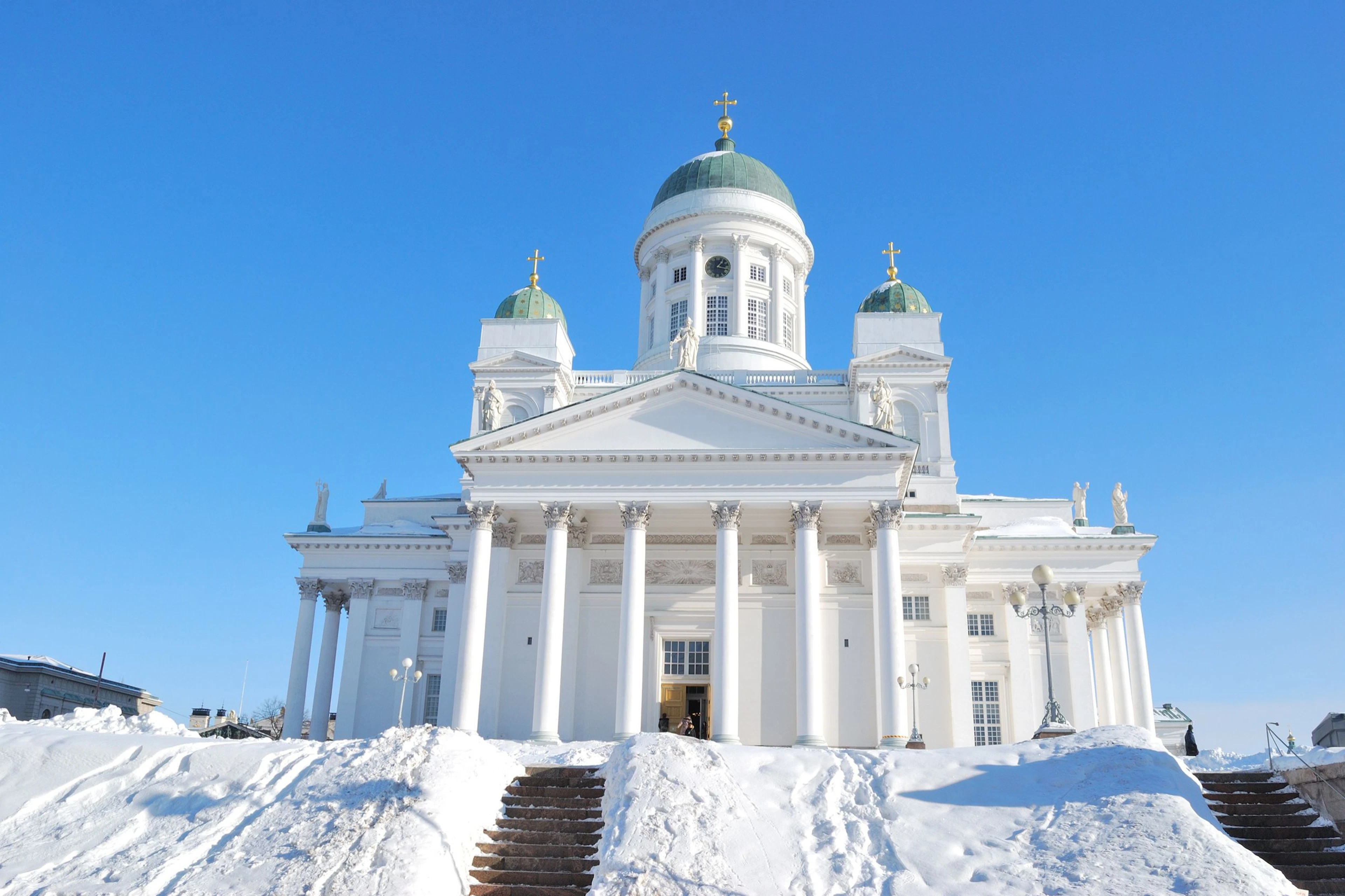 Kuva lumisesta Helsingin Tuomiokirkosta