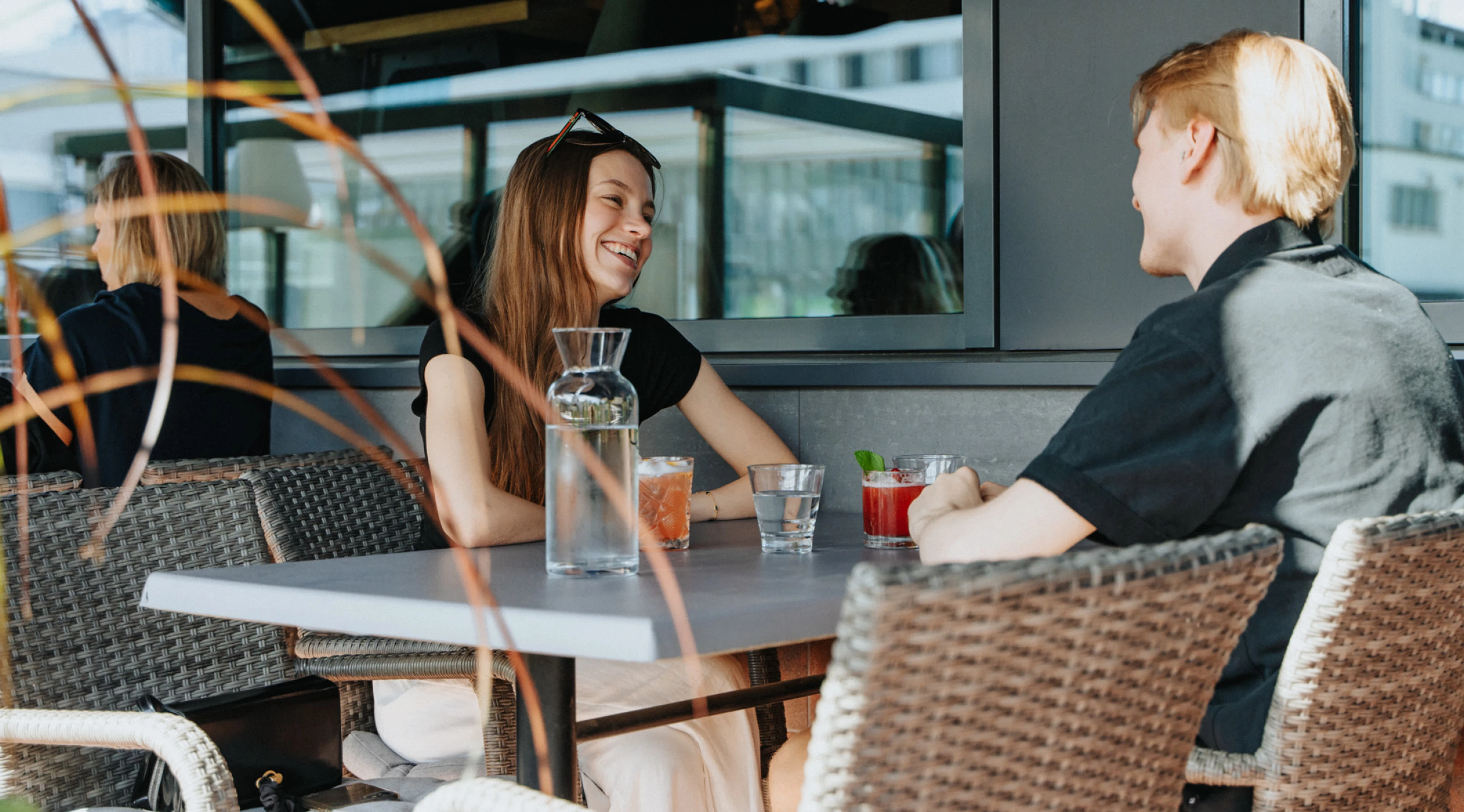 Nuori nainen ja nuori mies istuvat Jalo kitchen & loungen terassilla.