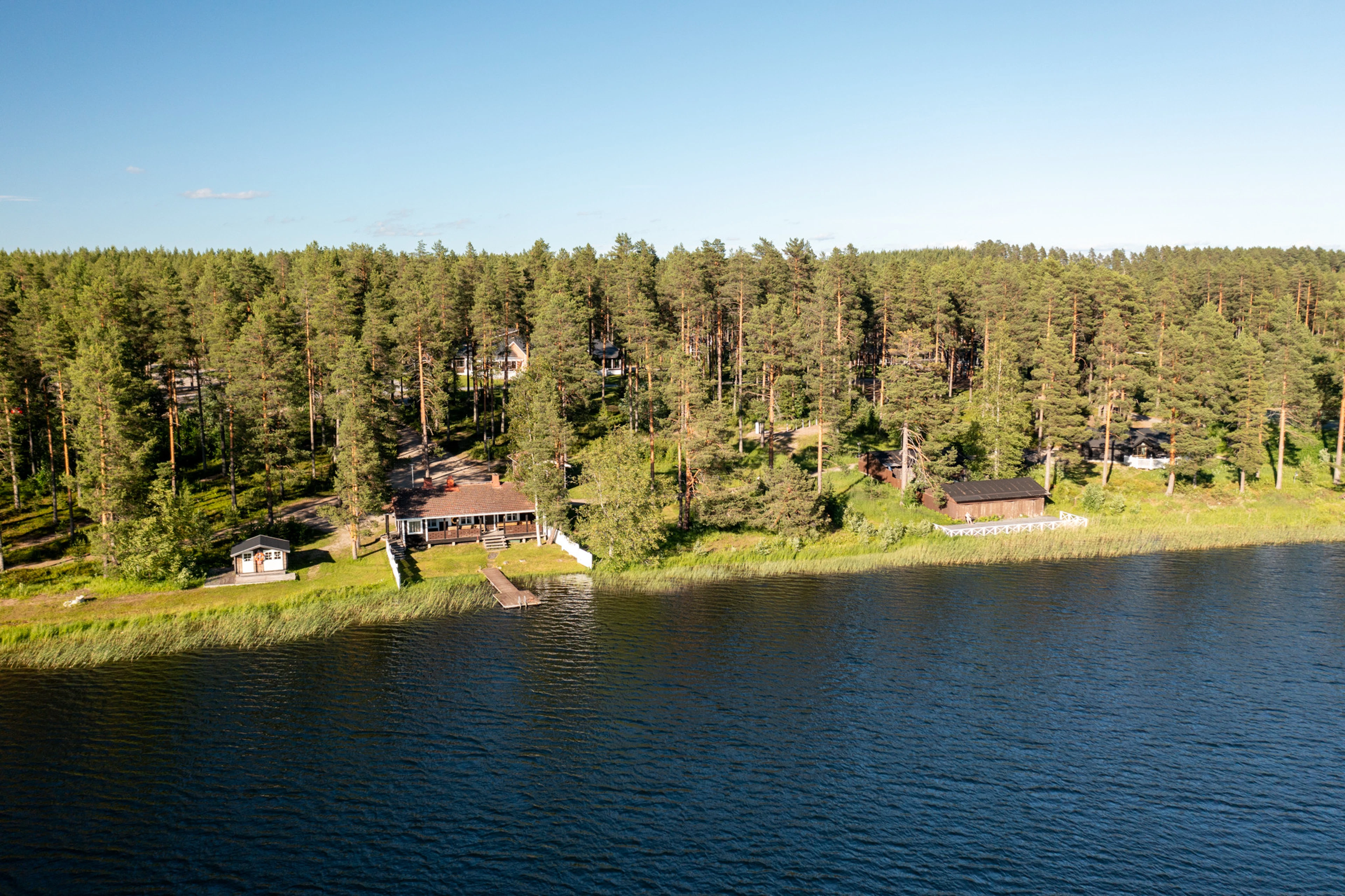 Ilmakuvassa Break Sokos Hotel Vuokatin rantasauna Särkisen rannalla.