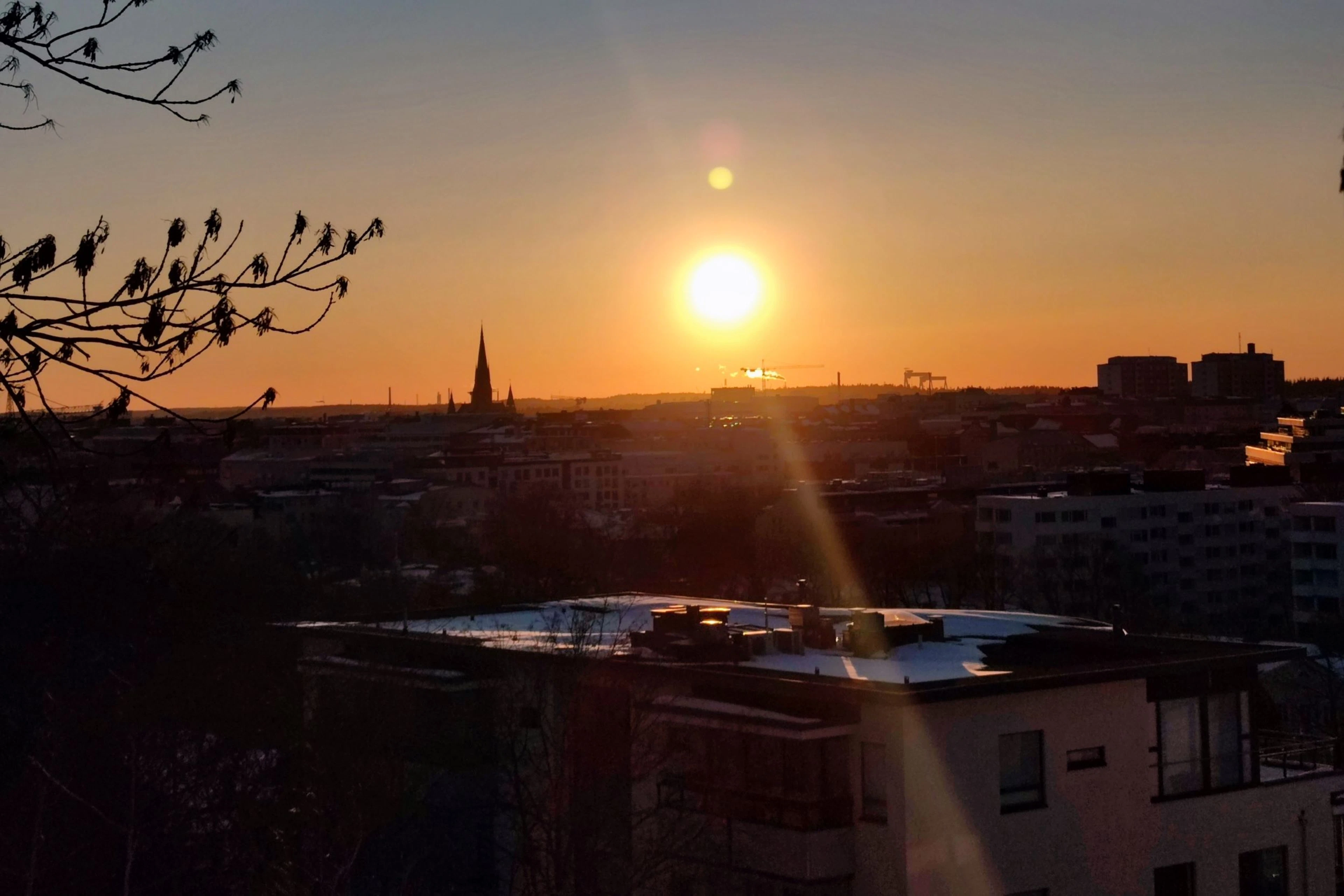 Talvinen vartiovuorenmäki Turussa, auringonlasku ja mikaelinkirkko