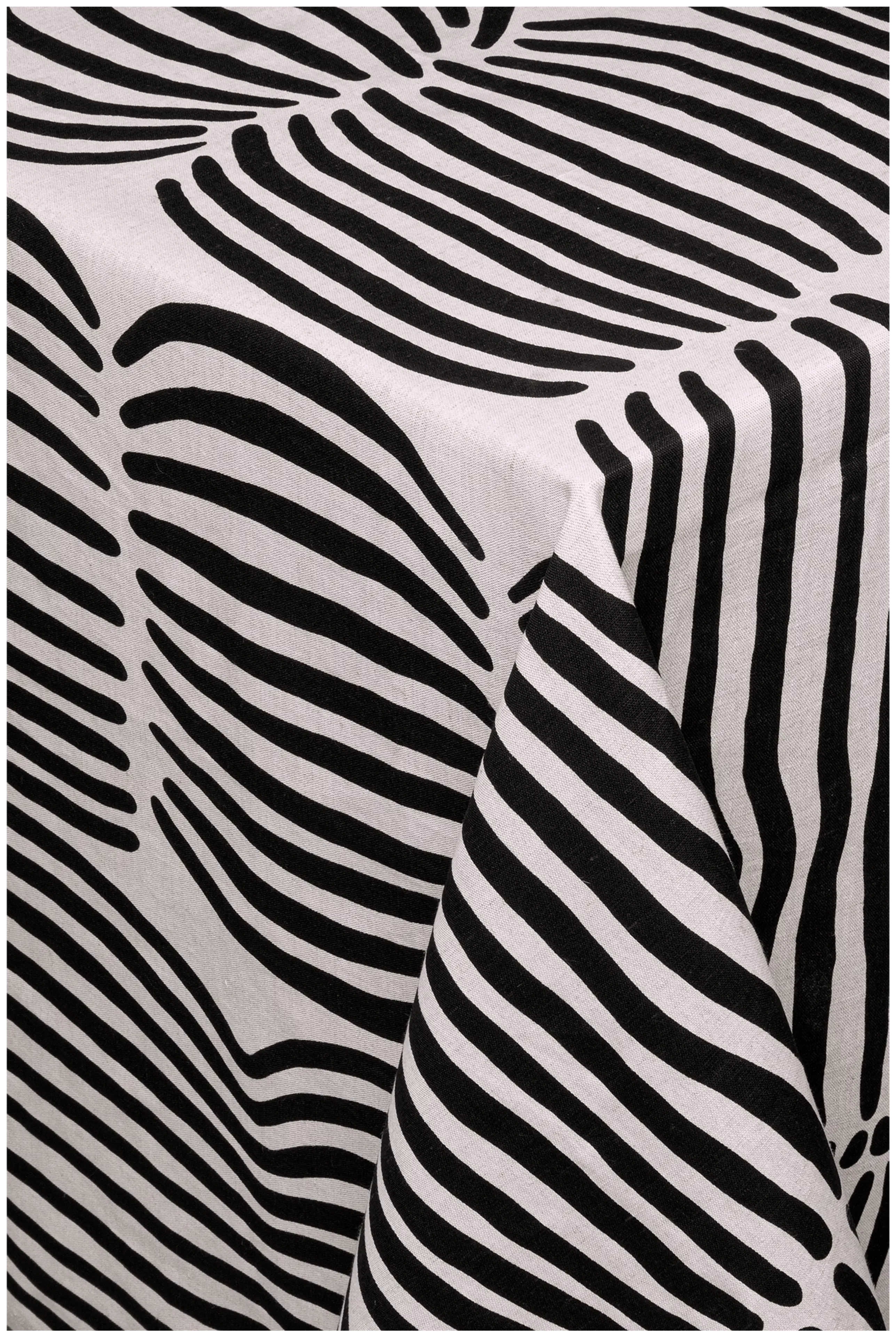 Pentik Vilja pöytäliina puolipellava 145x250 cm, musta