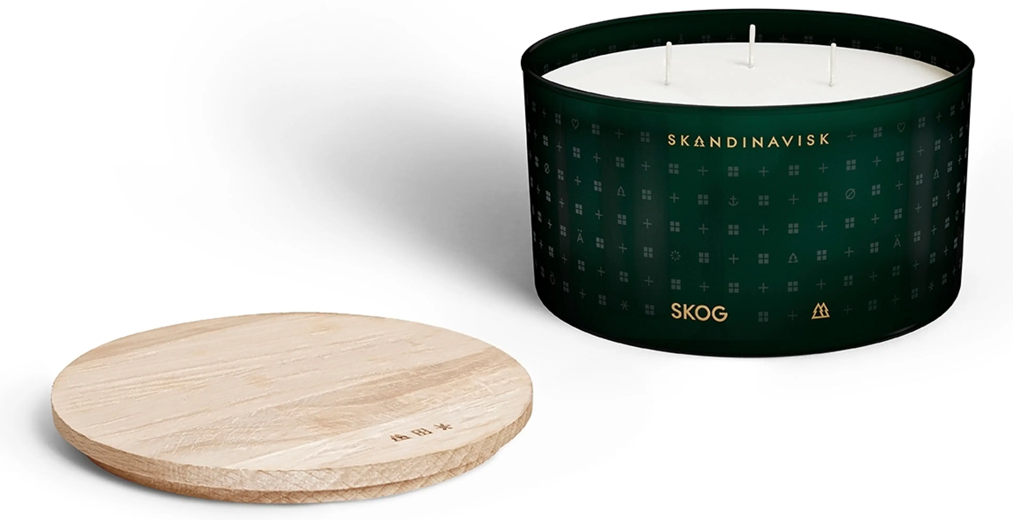 Skandinavisk Skog tuoksukynttilä kolmella sydänlangalla ja puukannella 475g, vihreä