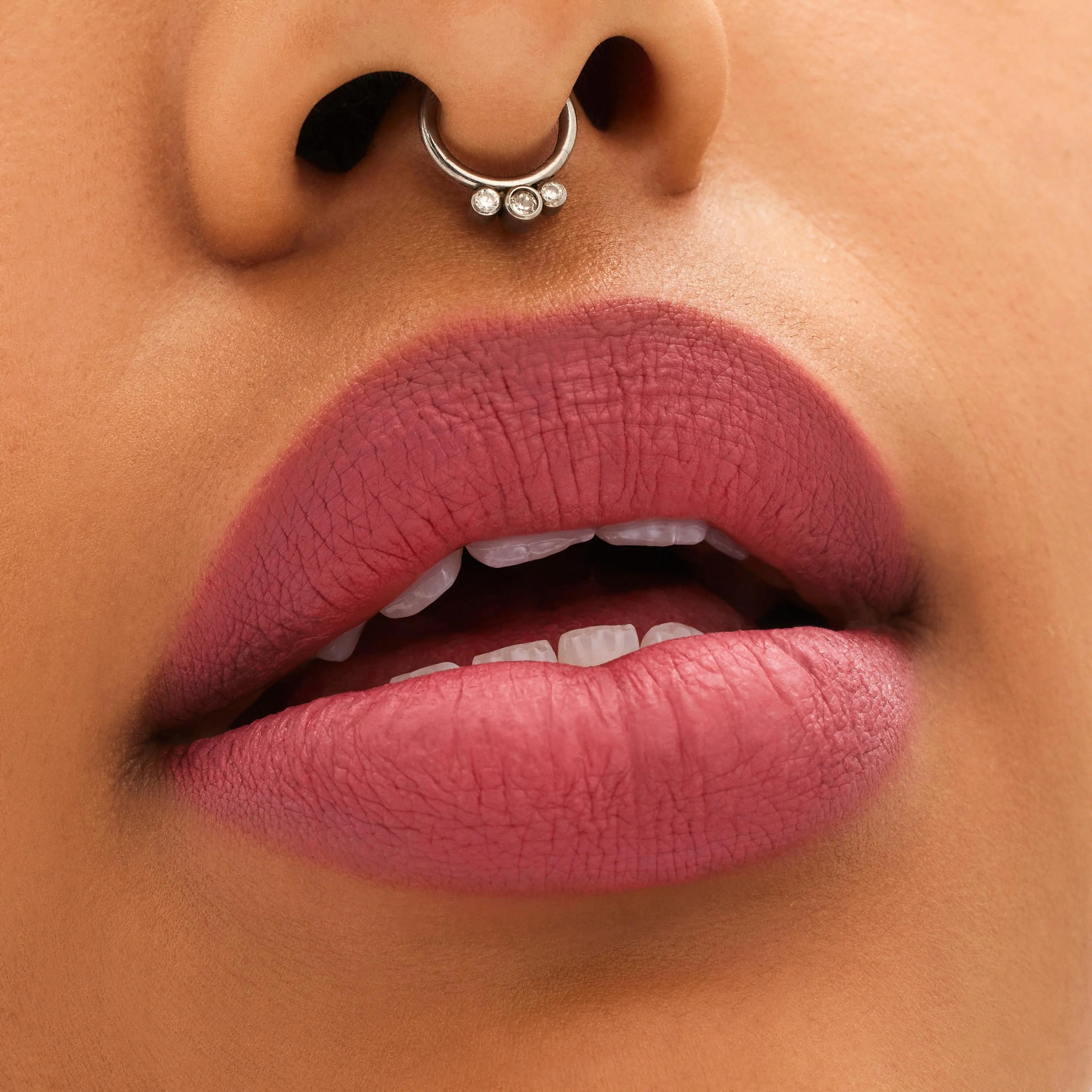 MAC Locked Kiss 24Hr Lipstick huulipuna 1,8 g