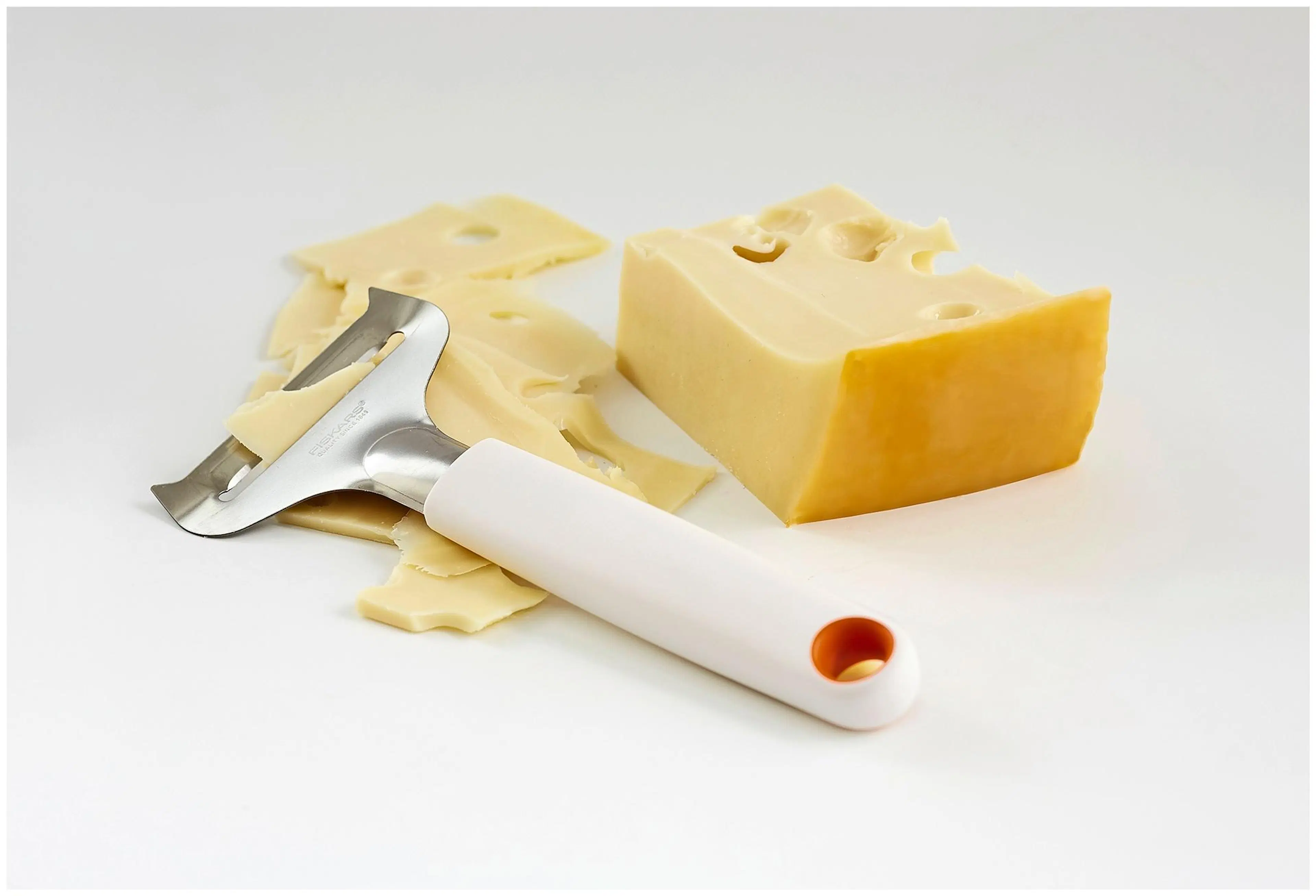 Fiskars Functional Form juustohöylä pehmeille juustoille, valkoinen