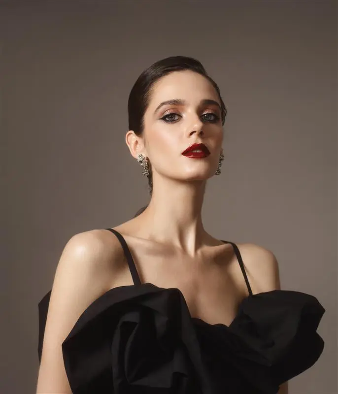 Nainen, jolla on vahva punaisilla sävyillä tehty meikki