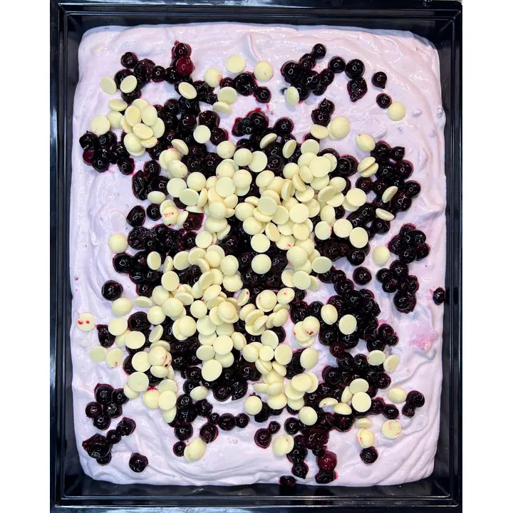 Ruokatori mustaherukka-valkosuklaarahka