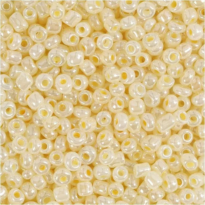 Rocaille-siemenhelmet, norsunluu, halk. 3 mm, koko 8/0 , aukon koko 0,6-1,0 mm, 25 g/ 1 pkk