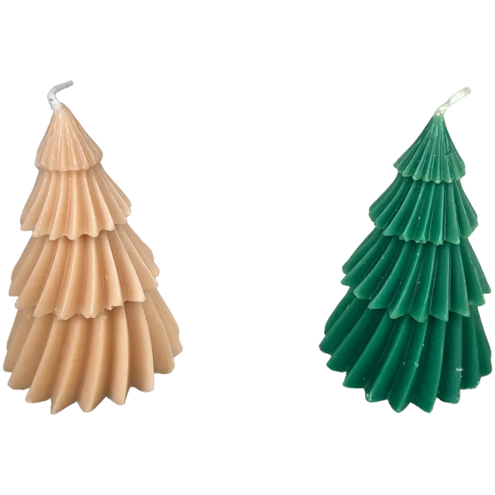 Candle Haven Juhlakuusi Kynttilälajitelma – 8 x 11 cm. Tuoksuton pöytäkynttilä, paino 210 g. Juhlava kuusen muotoinen kynttilälajitelma kruunaa talvisen kattauksen tai lahjapaketin.