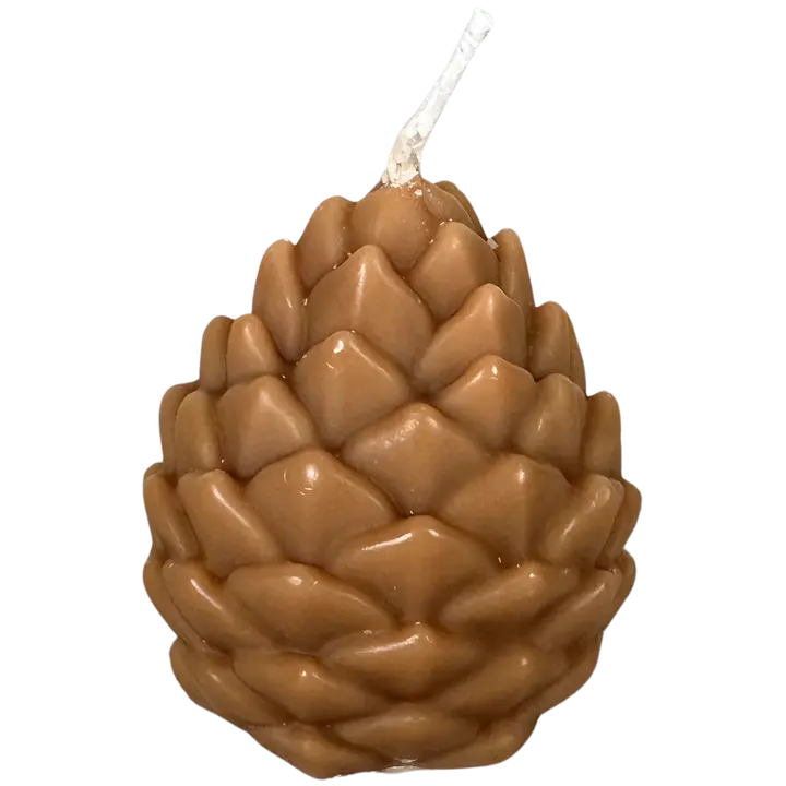 Candle Haven Pieni Käpykynttilä, Toffee – 6 x 7 cm. Tuoksuton pöytäkynttilä, paino 90 g. Suloinen toffeenvärinen käpykynttilä sopii osaksi syksyistä tai talvista somistusta.