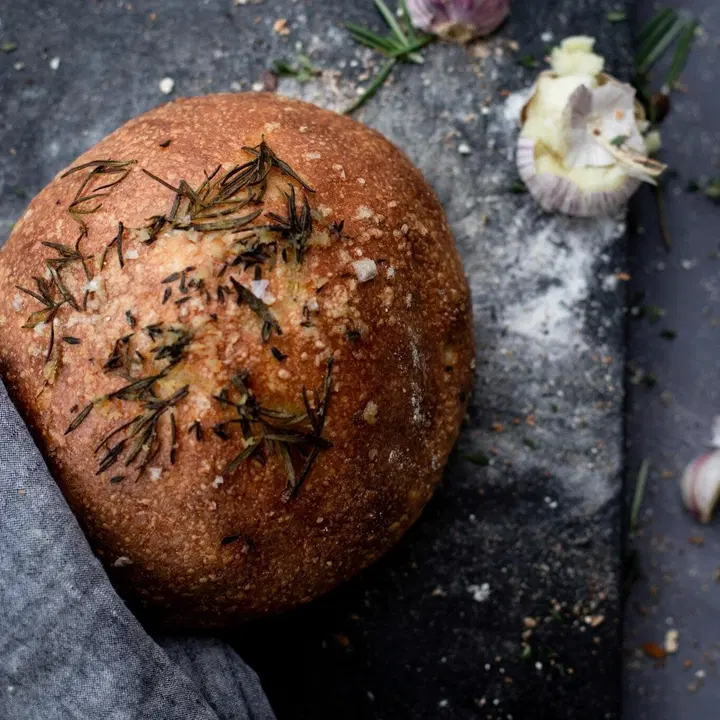 Patisserie Teemu Aura yrtti-valkosipuli-foccaccia