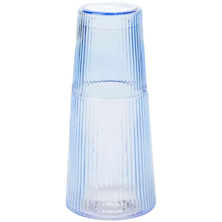 Klaasist karahvin helesinine