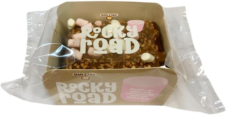 Dan Cake Rocky Road kaakaokakku (jossa 21% suklaafudgea (5% maitosuklaata), 6% karamellia, 2% hasselpähkinäkrokanttia ja 2% vaahtokarkkeja) 175g