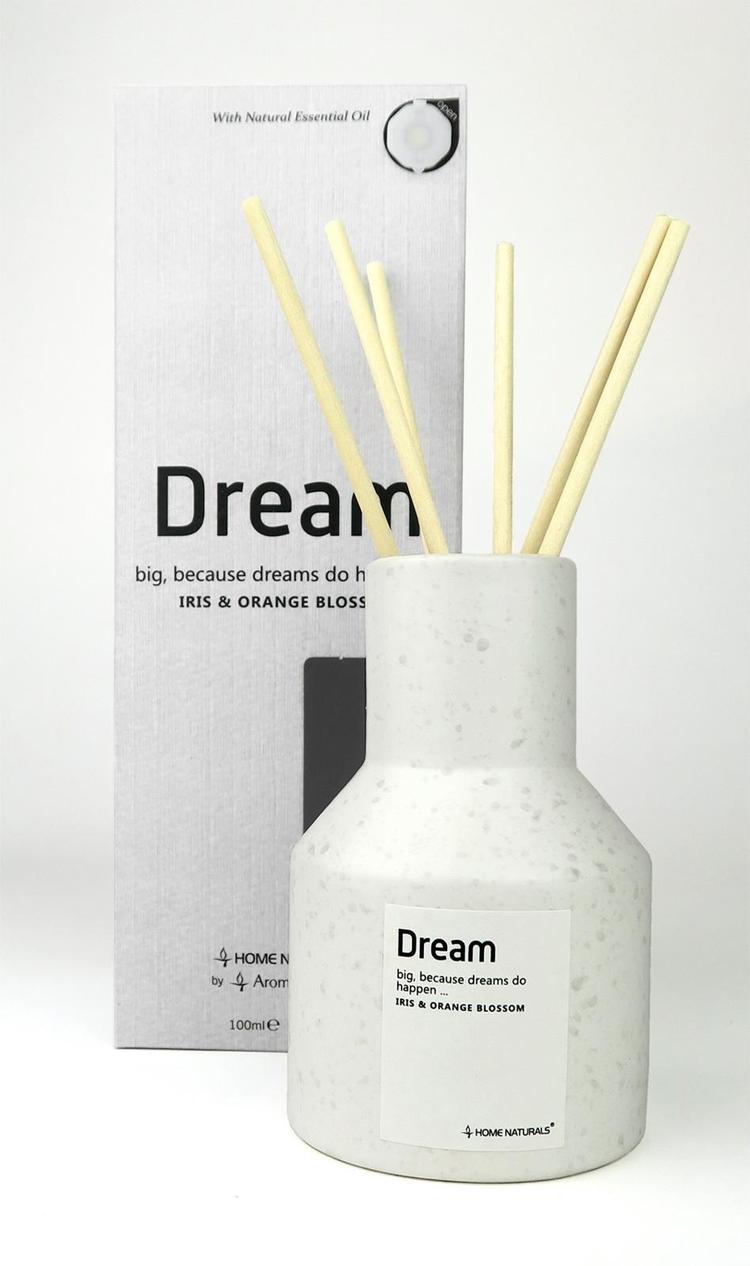 Huonetuoksu Dream 100 ml. Tuoksuna Iris & Orange Blossom. Huonetuoksussa käytetty luonnollisia eteerisiä öljyjä.