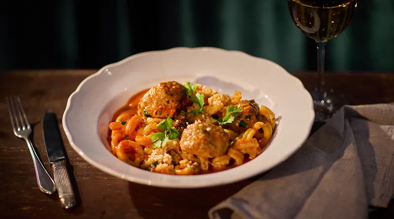 Pasta polpette: strozzapreti-tuorepastaa, lihapullia ja tomaattikastiketta