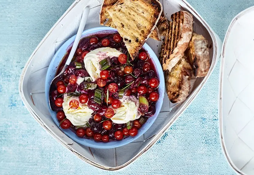 Paistettuja kirsikoita ja helmitomaatteja, mozzarellaa ja rapeaa leipää